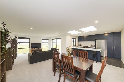 Photo of property in 3 Sardinia Grove, Fitzherbert, Palmerston North, 4410