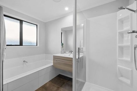 Photo of property in 8 Matau Lane, Ferndale, New Plymouth, 4310