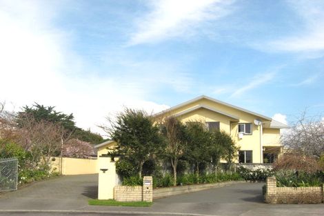 Photo of property in 24 Kinross Drive, Merrilands, New Plymouth, 4312