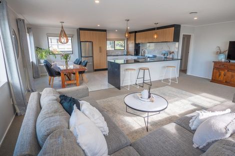 Photo of property in 19 Stratford Drive, Cable Bay, 0420