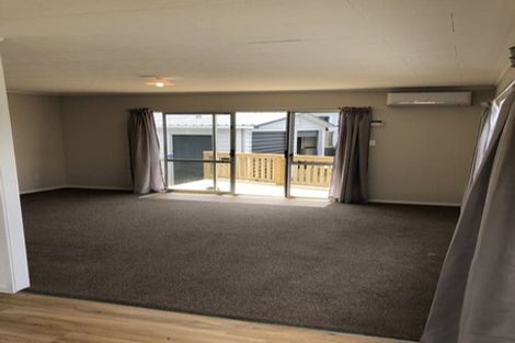 Photo of property in 57 Woodside Road, Massey, Auckland, 0614