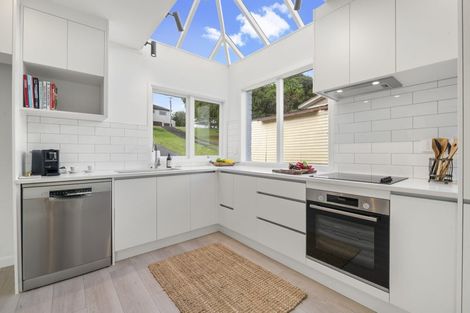 Photo of property in 226 East Coast Road, Forrest Hill, Auckland, 0620