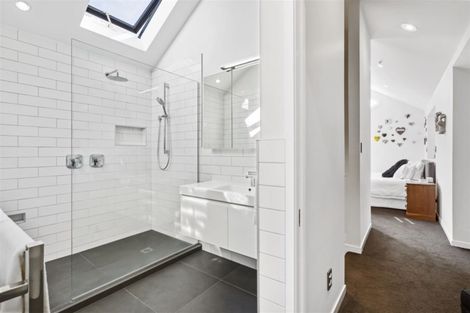 Photo of property in 2/8 Phillip Parade, Forrest Hill, Auckland, 0620