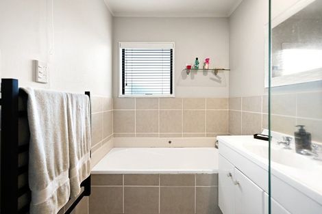 Photo of property in 25 Kentucky Crescent, Nawton, Hamilton, 3200