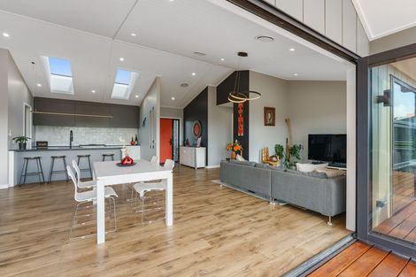 Photo of property in 5 Vickers Way, Acacia Bay, Taupo, 3385