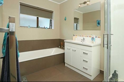 Photo of property in 1/122 Waimumu Road, Massey, Auckland, 0614