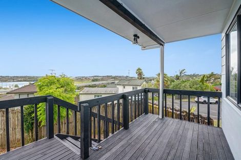 Photo of property in 1/25 Jumento Place, Unsworth Heights, Auckland, 0632