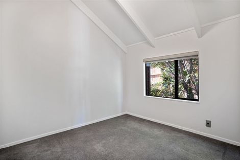 Photo of property in 2/10 Helicon Place, Totara Vale, Auckland, 0629