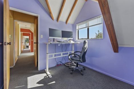 Photo of property in 28 Heathcote Place, Fitzherbert, Palmerston North, 4410