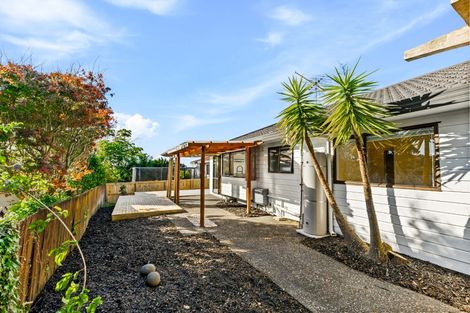 Photo of property in 2/16 Matisse Drive, West Harbour, Auckland, 0618