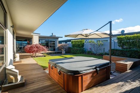 Photo of property in 9 Pukenamu Road, Rainbow Point, Taupo, 3330