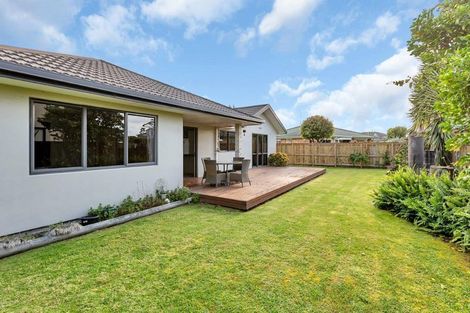 Photo of property in 18 Paradise Point Place, One Tree Point, 0118