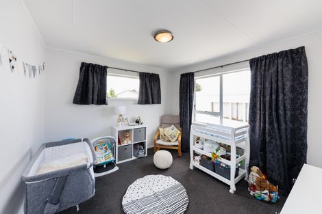 Photo of property in 3 Forbes Place, Kelvin Grove, Palmerston North, 4414