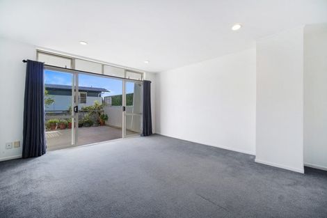 Photo of property in 2a/20 Ian Marwick Place, Birkenhead, Auckland, 0626