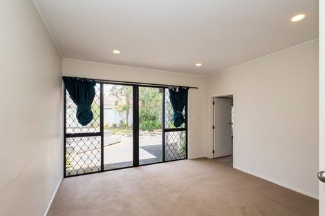 Photo of property in 20 Gillard Place, Eastern Beach, Auckland, 2012