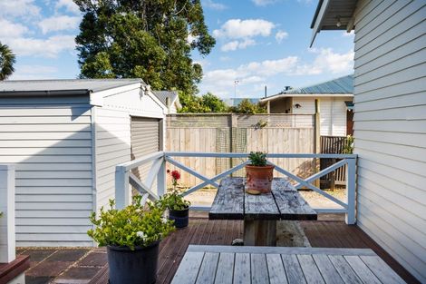 Photo of property in 8 Burns Avenue, Takaro, Palmerston North, 4412
