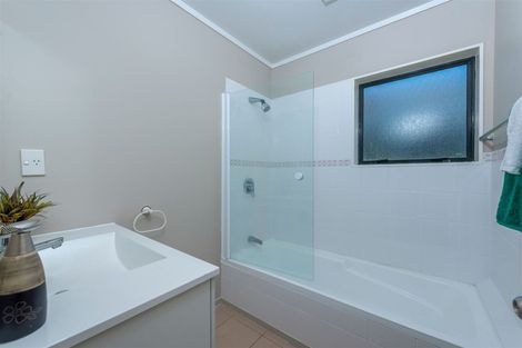 Photo of property in 30 Ginders Drive, Massey, Auckland, 0614