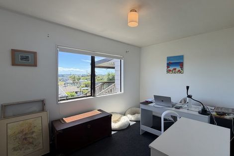 Photo of property in 2/8 Sevilla Place, Unsworth Heights, Auckland, 0632