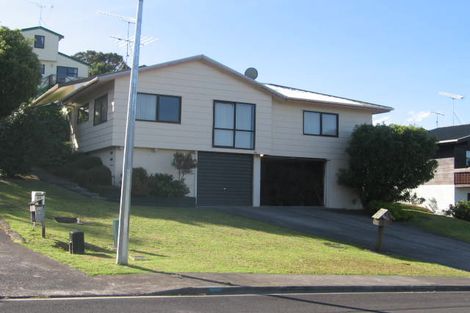 Photo of property in 1/39 Greenvalley Rise, Glenfield, Auckland, 0629