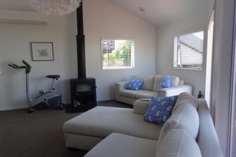Photo of property in 18 Marina View Drive, West Harbour, Auckland, 0618