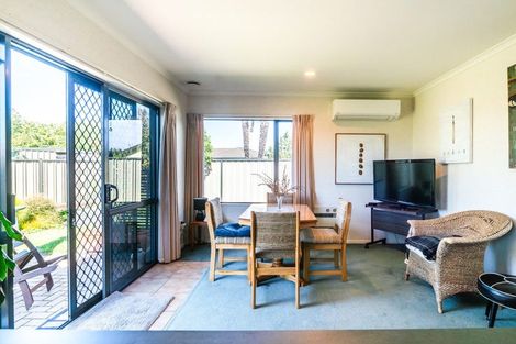Photo of property in 17 Addington Place, Taradale, Napier, 4112