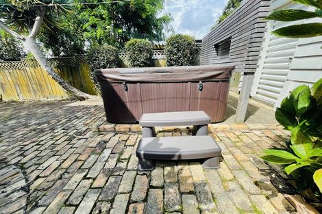 Photo of property in 14 Hanlon Crescent, Narrow Neck, Auckland, 0624