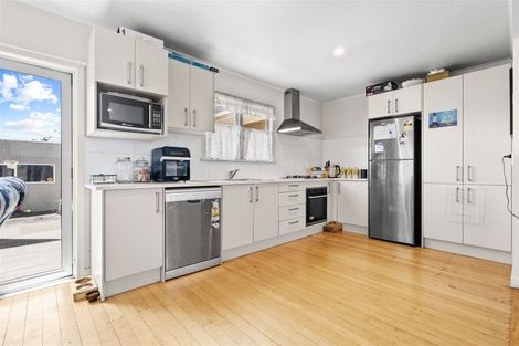 Photo of property in 102 Beaumonts Way, Manurewa, Auckland, 2102