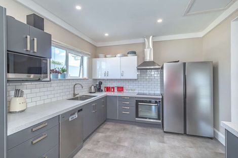 Photo of property in 56 Queenwood Road, Levin, 5510