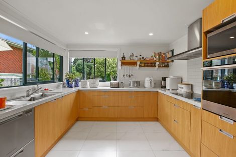 Photo of property in 10 Hoyle Place, New Plymouth, 4310