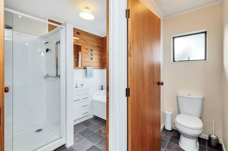 Photo of property in 2/4 Spring Grove, Henderson, Auckland, 0612