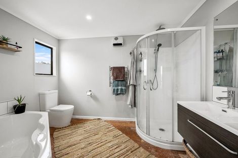 Photo of property in 28a Te Moau Avenue, Parakai, 0830