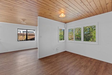 Photo of property in 3/121 Bruce Mclaren Road, Henderson, Auckland, 0612