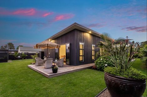 Photo of property in 72 Point Wells Road, Point Wells, 0986