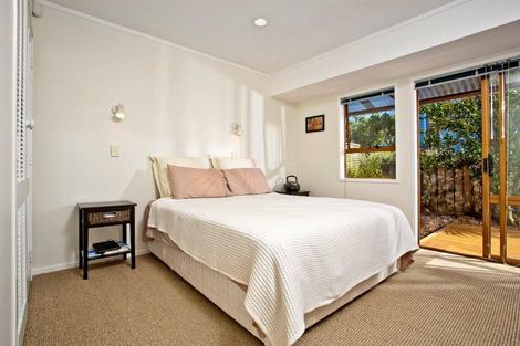 Photo of property in 1/5 Pullum Street, Birkenhead, Auckland, 0626