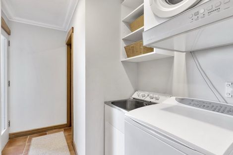 Photo of property in 8 Robieson Lane, Roseneath, Wellington, 6011