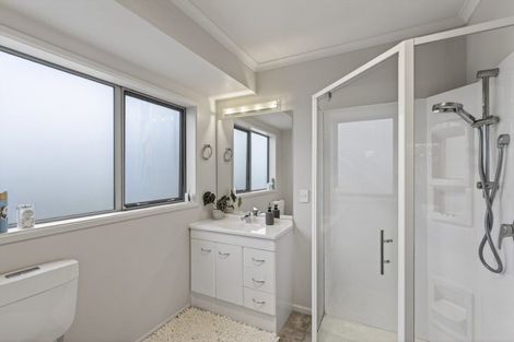 Photo of property in 2 Oakwood Drive, Highlands Park, New Plymouth, 4312