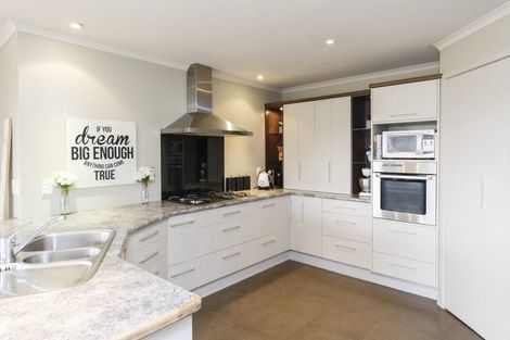 Photo of property in 28 Johnstone Drive, Fitzherbert, Palmerston North, 4410