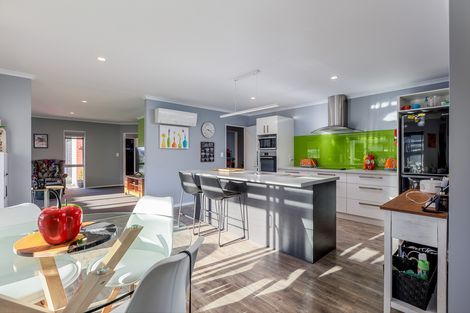 Photo of property in 7 Austin Reid Avenue, Carterton, 5713