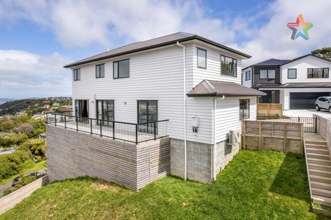 Photo of property in 8 Poto Road, Normandale, Lower Hutt, 5010