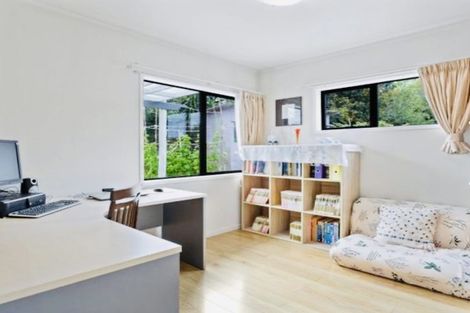 Photo of property in 30 Mannering Place, Hillcrest, Auckland, 0627