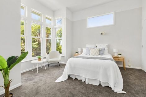 Photo of property in 154 Kelburn Parade, Kelburn, Wellington, 6012