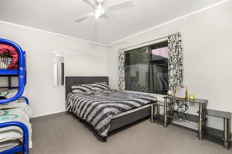 Photo of property in 32 Randwick Place, Randwick Park, Auckland, 2105