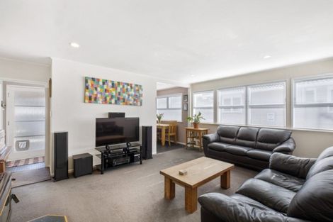 Photo of property in 10 Firle Place, Green Bay, Auckland, 0604