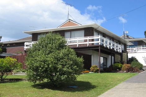 Photo of property in 2/28 Glencoe Road, Browns Bay, Auckland, 0630