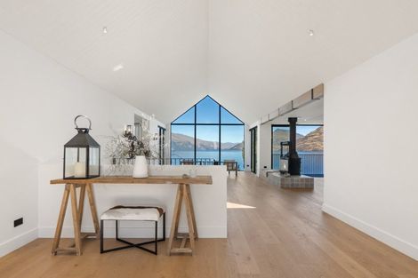 Photo of property in 66 Cedar Drive, Kelvin Heights, Queenstown, 9300