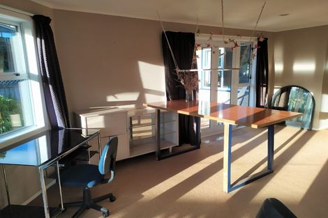 Photo of property in 5 Kendal Place, Merrilands, New Plymouth, 4312