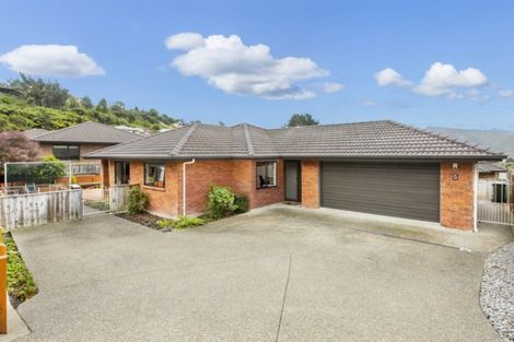 Photo of property in 5 Beaufort Close, Kingsley Heights, Upper Hutt, 5018