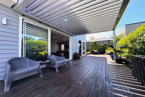 Photo of property in 17a Lake Pupuke Drive, Takapuna, Auckland, 0622