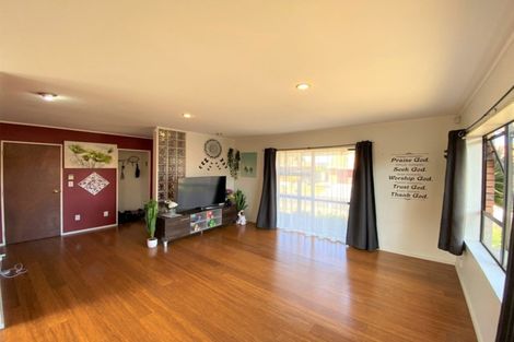 Photo of property in 12 Bosnyak Drive, Te Atatu South, Auckland, 0610