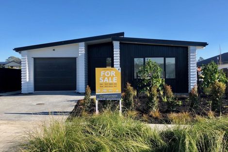 Photo of property in 40 Lumbarda Drive, Kumeu, 0810